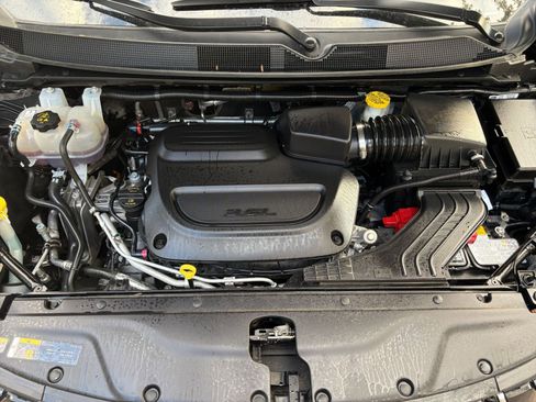 Used 2024 Chrysler Pacifica Touring-L image 28