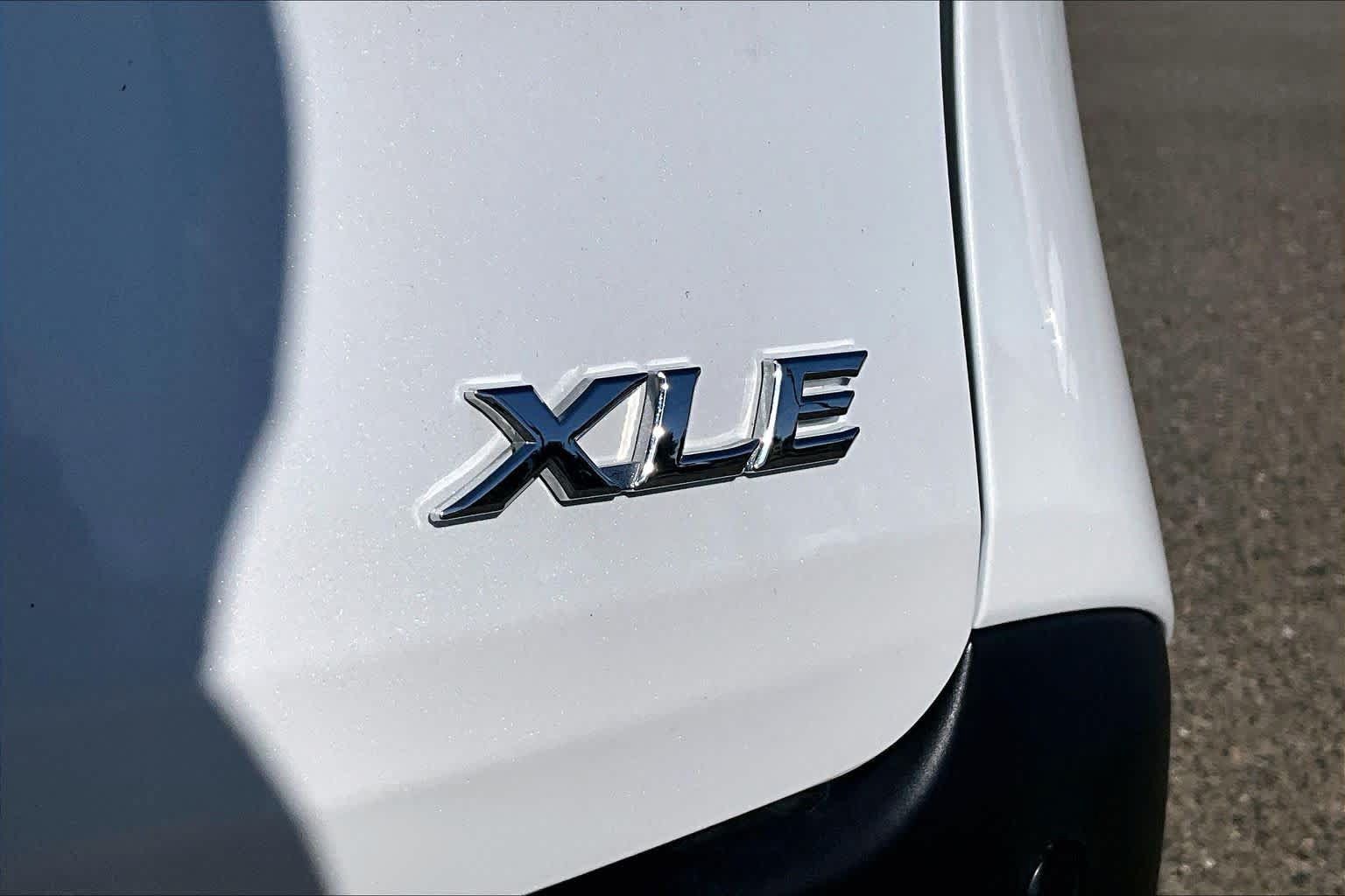 Certified 2025 Toyota Sienna XLE w/ XLE Plus Package AWD/4WD image 9