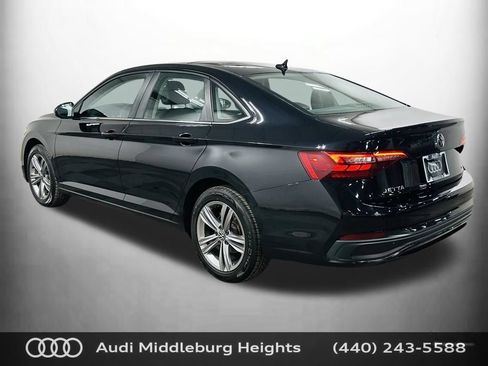 Used 2023 Volkswagen Jetta SE w/ Panoramic Sunroof Package FWD image 5