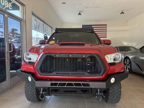 Used 2017 Toyota Tacoma TRD Sport AWD/4WD image 3