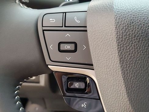 Used 2025 Toyota Camry SE FWD image 10