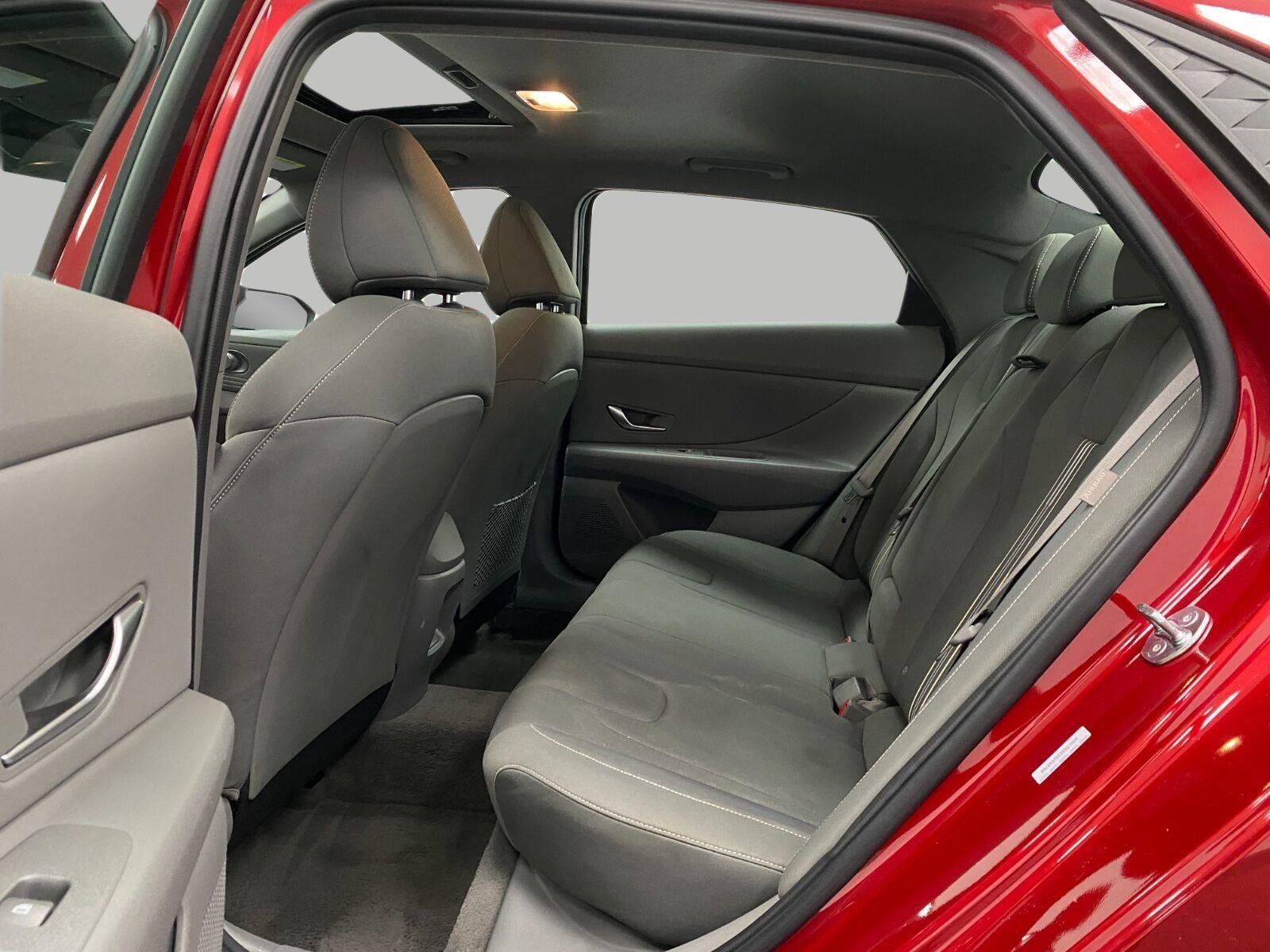 Certified 2025 Hyundai Elantra SEL FWD image 29