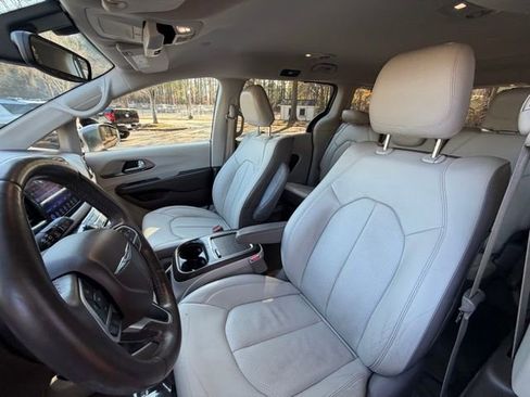 Used 2017 Chrysler Pacifica Touring-L Plus w/ Tire & Wheel Group image 13