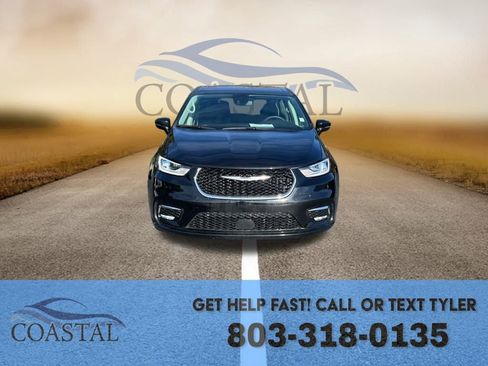 Used 2024 Chrysler Pacifica Touring-L image 2