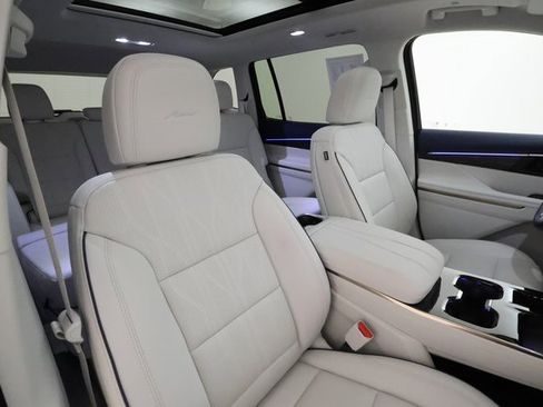 Used 2025 Buick Enclave Avenir image 24