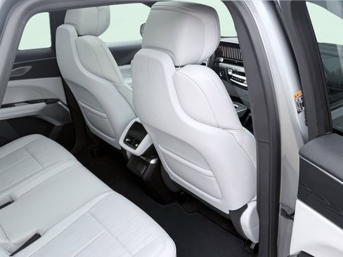 Used 2024 Cadillac Lyriq Luxury image 40