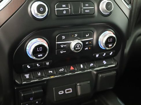 Used 2022 GMC Sierra 2500 AT4 w/ AT4 Premium Plus Package AWD/4WD image 29