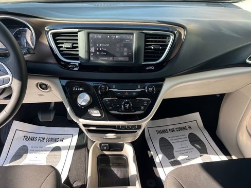 Used 2022 Chrysler Voyager LX image 21