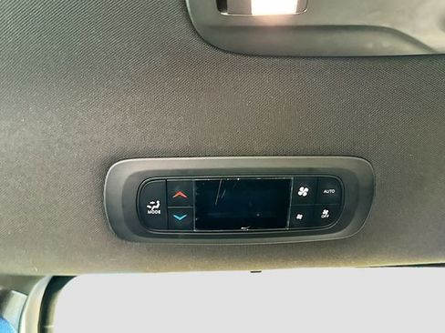 Used 2025 Chrysler Pacifica Select image 24