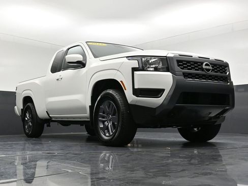 Certified 2025 Nissan Frontier SV image 30