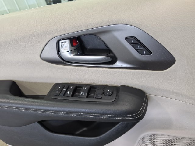 Used 2024 Chrysler Pacifica Touring-L FWD image 21