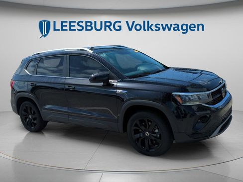 Certified 2022 Volkswagen Taos SE image 1