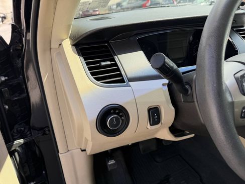 Used 2014 Ford Taurus SE FWD image 11