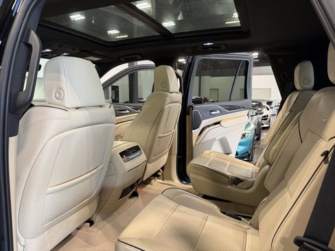 Used 2021 Cadillac Escalade Premium Luxury AWD/4WD image 4