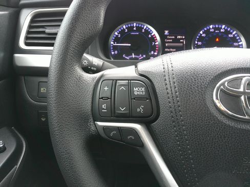 Used 2017 Toyota Highlander LE image 22