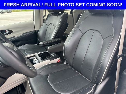 Used 2023 Chrysler Pacifica Limited w/ Uconnect Theater Family Group AWD/4WD image 11