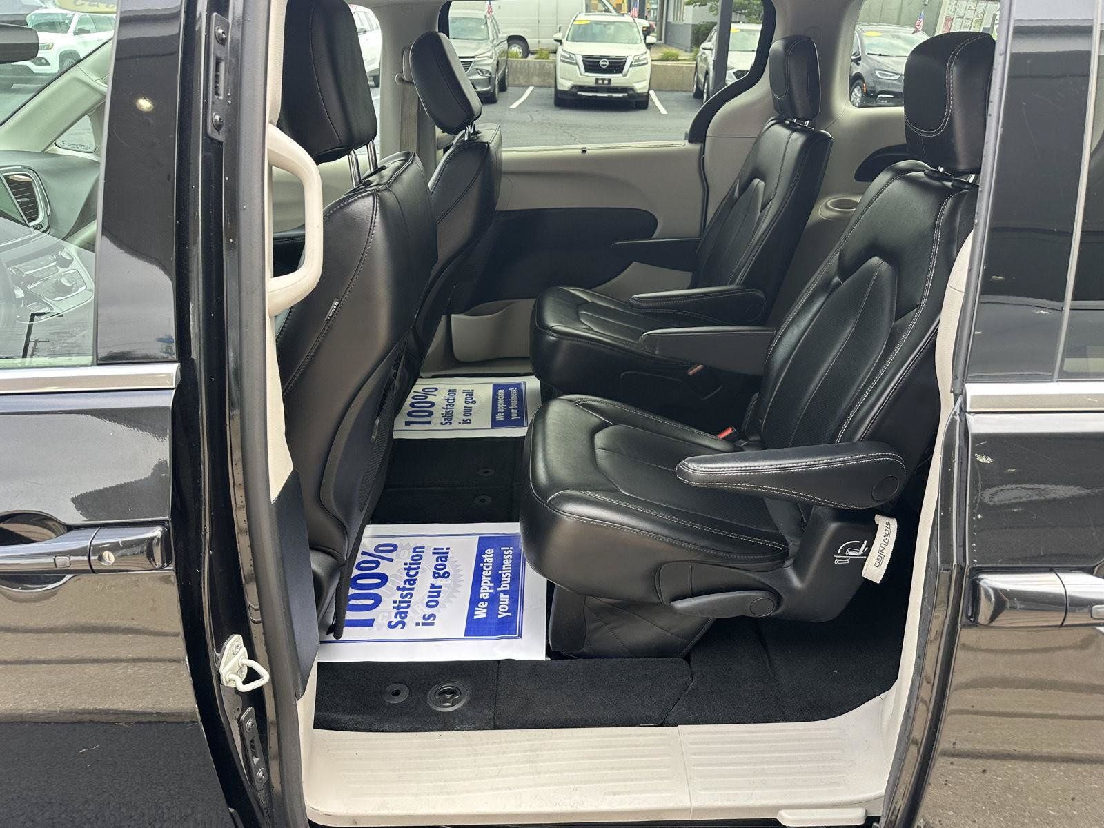 Used 2023 Chrysler Pacifica Touring-L FWD image 25