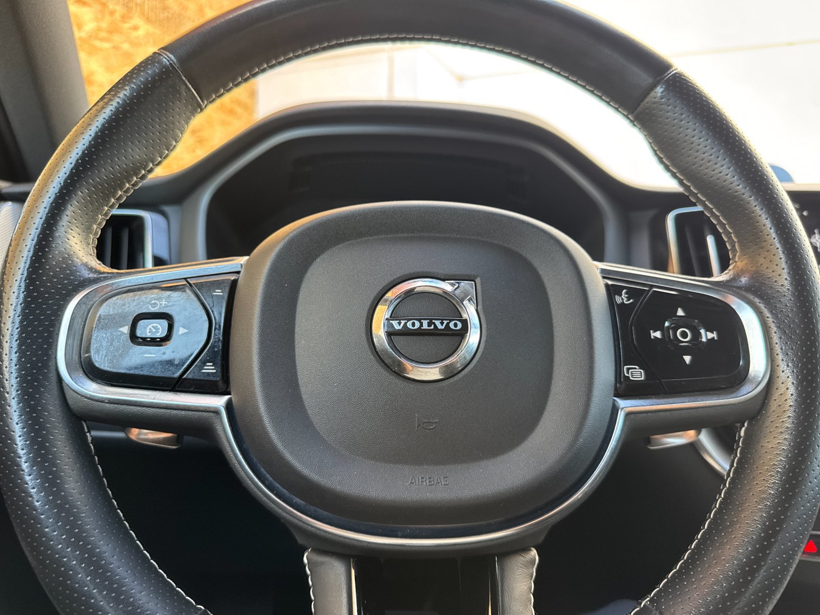 Used 2019 Volvo XC60 T8 R-Design w/ Advanced Package AWD/4WD image 23