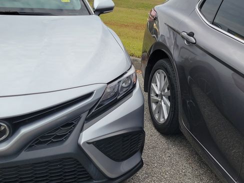 Used 2023 Toyota Camry SE image 3