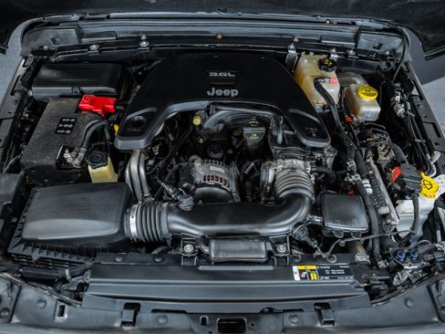 Used 2018 Jeep Wrangler Unlimited Sahara image 22