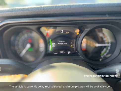 Used 2024 Jeep Wrangler Unlimited w/ Convenience Group AWD/4WD image 16