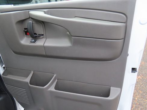 Used 2015 Chevrolet Express 2500 image 21