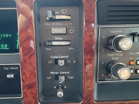 Used 1989 Cadillac Seville FWD image 16