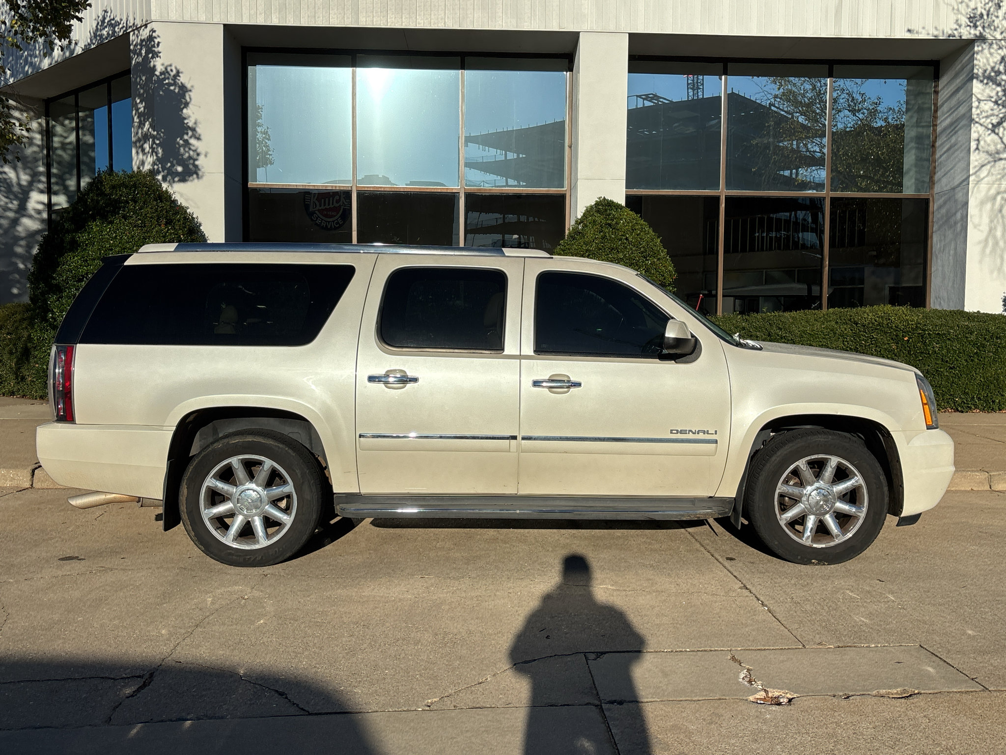 Used 2013 GMC Yukon XL Denali RWD image 9