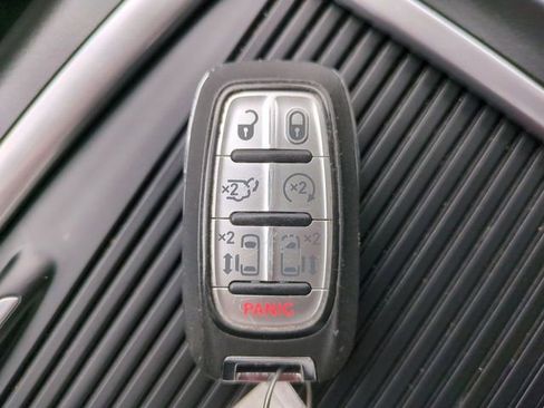 Used 2024 Chrysler Pacifica Touring-L image 28