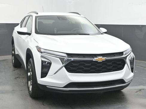 Used 2025 Chevrolet Trax LT FWD image 3