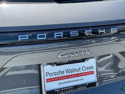 Used 2023 Porsche Cayenne AWD/4WD image 27