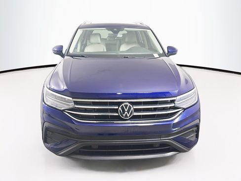 Used 2023 Volkswagen Tiguan SE w/ Panoramic Sunroof Package FWD image 2