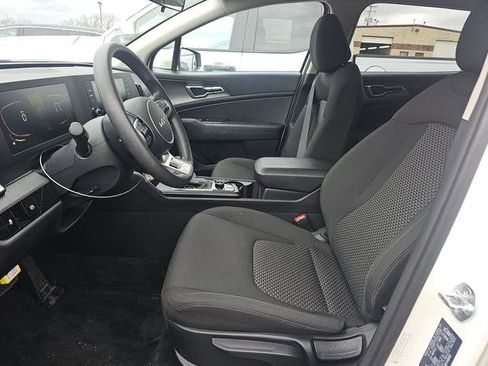 Used 2024 Kia Sportage LX image 3