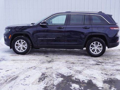Used 2023 Jeep Grand Cherokee Limited w/ Luxury Tech Group II image 3