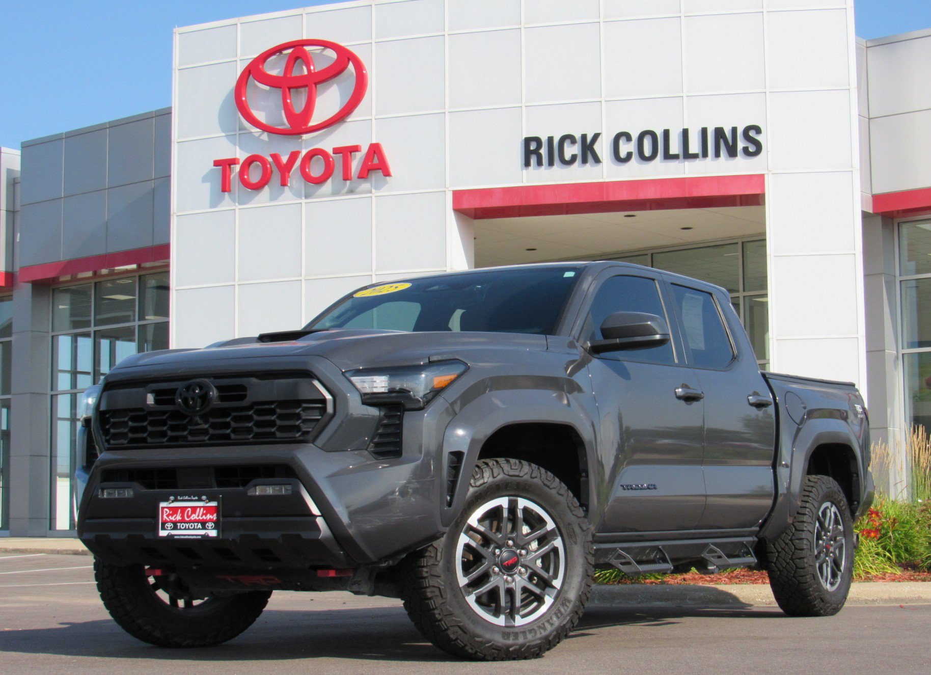 Used 2025 Toyota Tacoma TRD Sport w/ Blackout Package (GST) AWD/4WD image 1