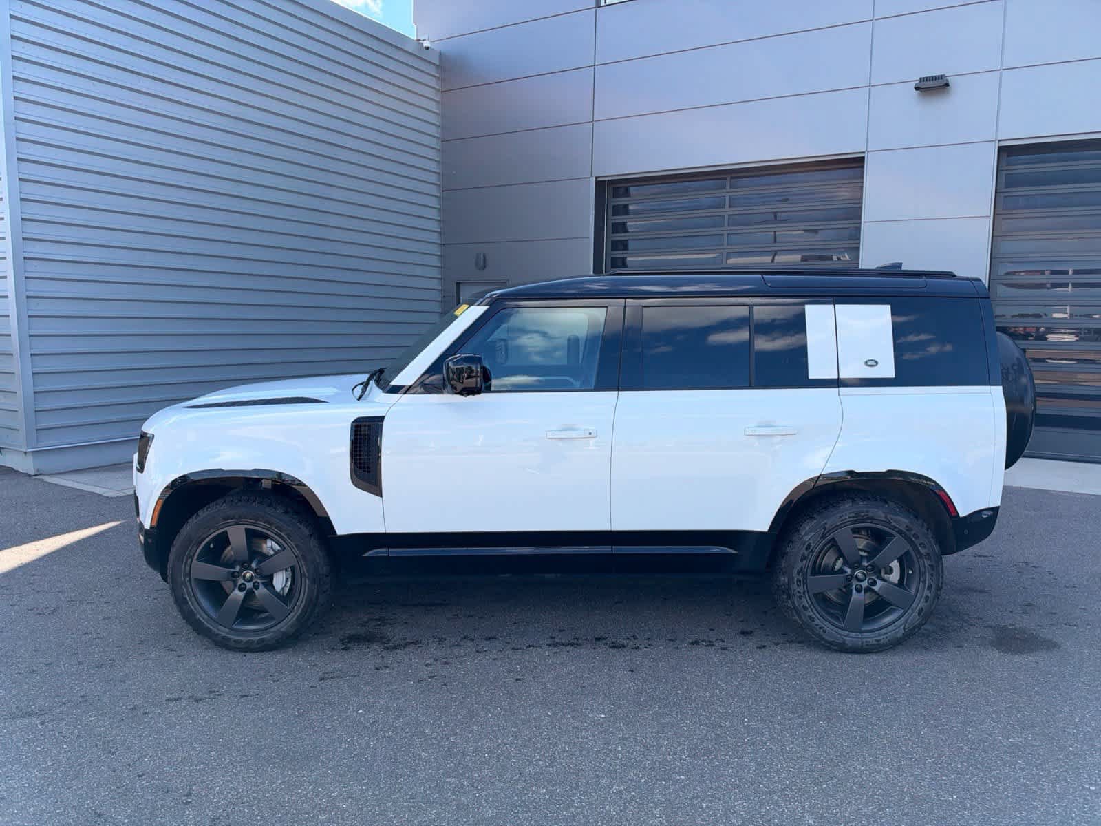 Used 2024 Land Rover Defender 110 X-Dynamic SE AWD/4WD image 2