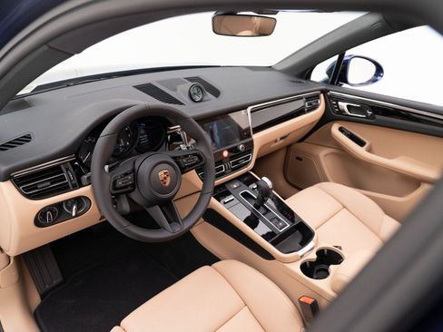 Certified 2026 Porsche Macan AWD/4WD image 4