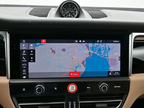 Certified 2024 Porsche Macan image 25