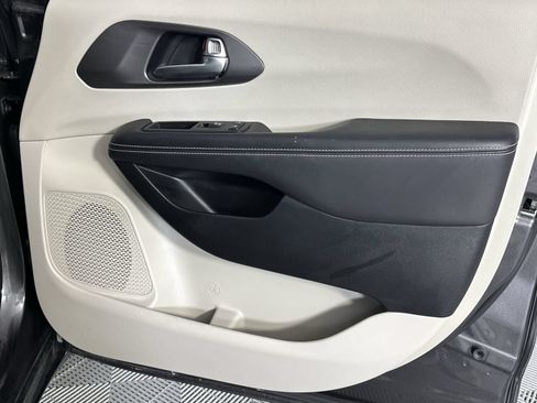 Used 2023 Chrysler Pacifica Touring-L FWD image 30
