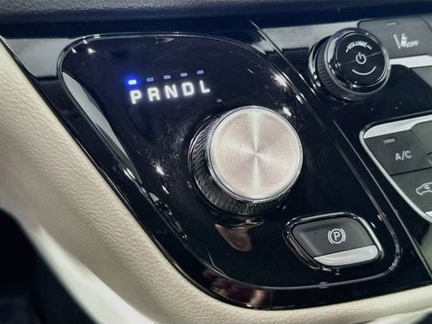 Used 2023 Chrysler Pacifica Touring-L FWD image 17