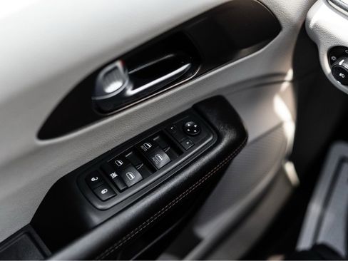 Used 2019 Chrysler Pacifica Touring-L FWD image 21