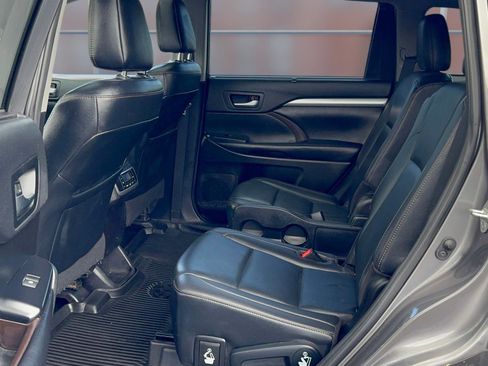 Used 2019 Toyota Highlander XLE AWD/4WD image 13