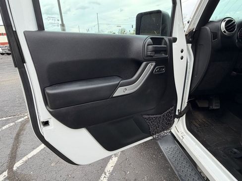 Used 2016 Jeep Wrangler Unlimited Sahara w/ Connectivity Group image 10