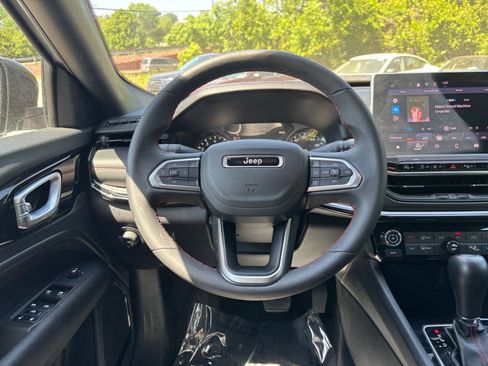 Used 2025 Jeep Compass Trailhawk AWD/4WD image 32