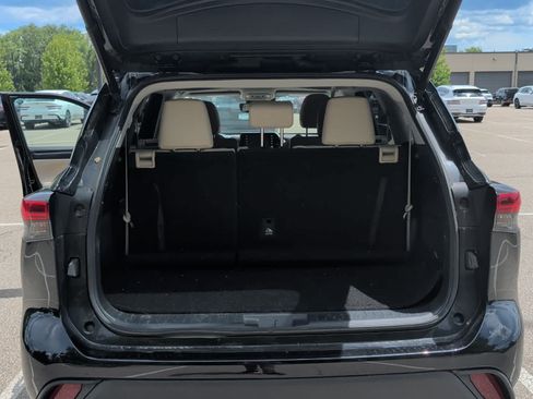 Used 2021 Toyota Highlander XLE AWD/4WD image 11