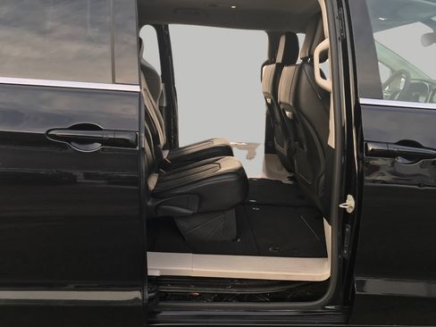 Used 2024 Chrysler Pacifica Touring-L image 26