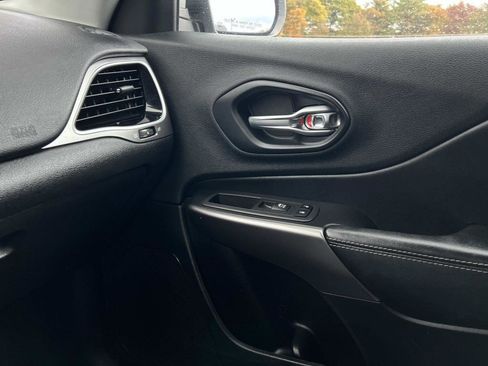 Used 2019 Jeep Cherokee Limited image 29