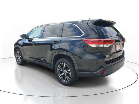 Used 2019 Toyota Highlander LE FWD image 4