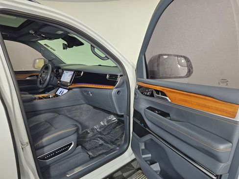 Used 2022 Jeep Grand Wagoneer Series III image 12