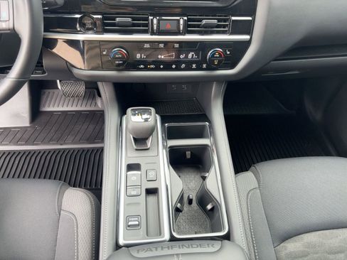 Used 2025 Nissan Pathfinder SV image 18